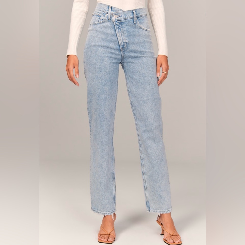 Abercrombie Ultra High Rise 90s Straight Jean Size 32